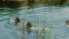 2. Надежда Горелова и Екатерина Редникова плавают в озере – Балалайка