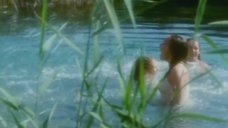 4. Надежда Горелова и Екатерина Редникова плавают в озере – Балалайка