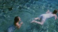 6. Надежда Горелова и Екатерина Редникова плавают в озере – Балалайка