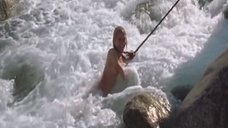 11. Голую Ингеборгу Дапкунайте купают на привязи в реке – Война