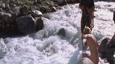 Голую Ингеборгу Дапкунайте купают на привязи в реке