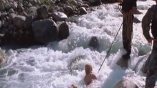 3. Голую Ингеборгу Дапкунайте купают на привязи в реке – Война