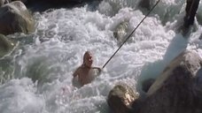 7. Голую Ингеборгу Дапкунайте купают на привязи в реке – Война