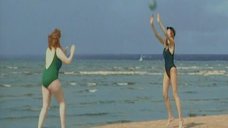 Татьяна Полонская и Татьяна Колганова в купальниках играют на пляже