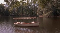 2. Откровенная сцена с Трейси Линд в лодке – Дорога на Вэлвилл