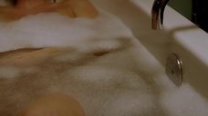 4. Наташе Хенстридж мастурбируют в ванне – Черная комната