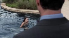 4. Лили Симмонс плавает в бассейне – Банши