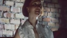 2. Сексуальная Татьяна Божок расстегивает блузку – Болотная street, или Средство против секса