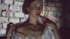 Сексуальная Татьяна Божок расстегивает блузку