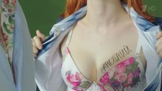 1. Секси Таисия Шипилова показывает надпись на груди – Учителя