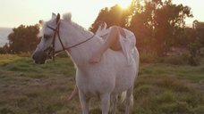 5. Эротичная Леди Гага в халате на коне – Гага: 155 см