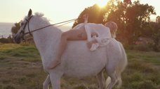 6. Эротичная Леди Гага в халате на коне – Гага: 155 см
