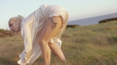 7. Эротичная Леди Гага в халате на коне – Гага: 155 см