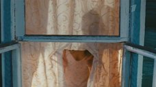 1. Анастасия Городенцева в ночнушке выглядывает в окно – Олимпийская деревня
