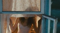 Анастасия Городенцева в ночнушке выглядывает в окно