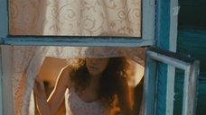 4. Анастасия Городенцева в ночнушке выглядывает в окно – Олимпийская деревня