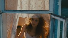 5. Анастасия Городенцева в ночнушке выглядывает в окно – Олимпийская деревня