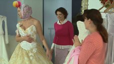 2. Ирина Розанова в свадебном платье с глубоким вырезом – Анжелика