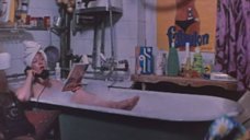 4. Лариса Удовиченко принимает ванну – Пена (1979)