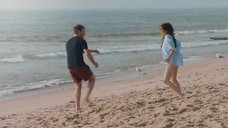 1. Секси Фанни Валетт прогуливается по пляжу – Мистер Штайн идет в онлайн