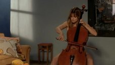 Обнаженная Настасья Кински играет на виолончели