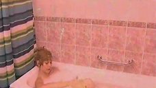 1. Елена Бирюкова принимает ванну – Саша + Маша