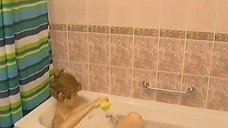 Елена Бирюкова принимает ванну