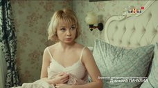 4. Секси Софья Реснянская в постели – Улица