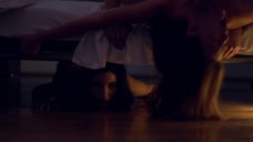 11. Михалина Ольшанская под кроватью наблюдает за сексом Юлиты Ольшевской – Тигр