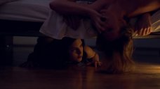 5. Михалина Ольшанская под кроватью наблюдает за сексом Юлиты Ольшевской – Тигр