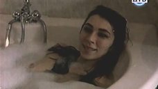 Ирина Мельник принимает ванну