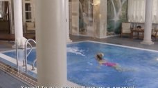 1. Соблазнительная Наталья Бардо плавает в бассейне – Год в Тоскане