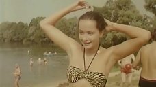 Ольга Кабо в купальнике на пляже