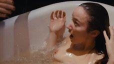 Обнаженная Лидия Леонард в ванне
