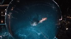 14. Дженнифер Лоуренс плавает в бассейне в невесомости – Пассажиры