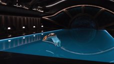 4. Дженнифер Лоуренс плавает в бассейне в невесомости – Пассажиры