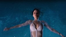 Красотка Дженнифер Лоуренс в белом купальнике