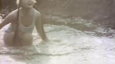 Нина Ильина купается в майке без лифчика