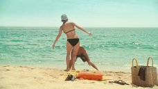 7. Пенелопа Крус в купальнике на пляже – Сахара