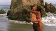 8. Джой Брайант в купальнике на пляже – Тройная подстава