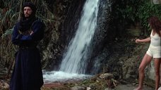 5. Мокрая Брук Шилдс у водопада – Сахара
