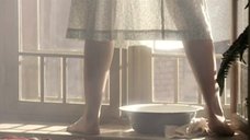 1. Анна Капалева в прозрачном платье моет окна – Дом образцового содержания