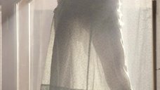 2. Анна Капалева в прозрачном платье моет окна – Дом образцового содержания