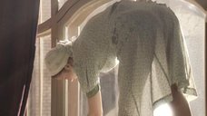 4. Анна Капалева в прозрачном платье моет окна – Дом образцового содержания