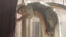6. Анна Капалева в прозрачном платье моет окна – Дом образцового содержания