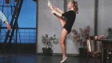 3. Нина Корниенко танцует в спектакле «Проснись и пой» 