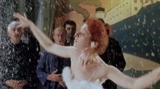 9. Амалия Мордвинова показала попку в балетной пачке – 27 украденных поцелуев