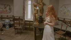 1. Наталья Некрич в тонком платье – Яма (1990)