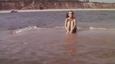 2. Нийоле Ожелите в купальнике на пляже – Всего один поворот