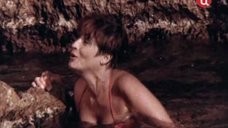 3. Лариса Халафова в мокром купальнике – Под маской Беркута